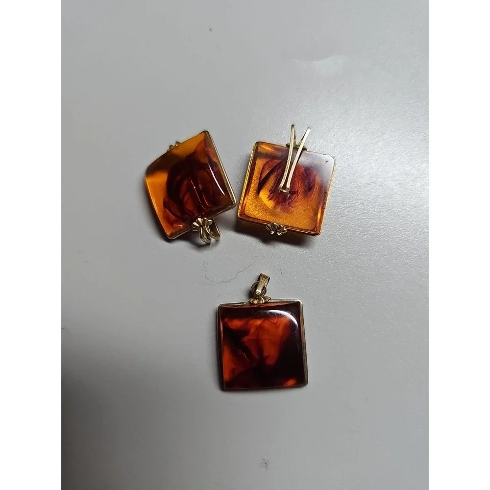 The Unbranded Brand vintage amber